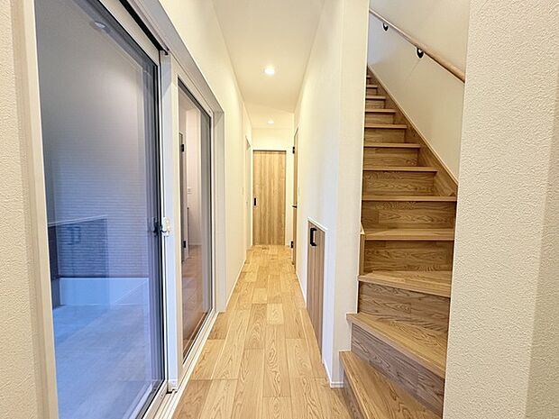 玄関はおうちの顔とも呼ばれる重要な場所!明るくスッキリと見える空間で住まう人を見送り、出迎えてくれます。