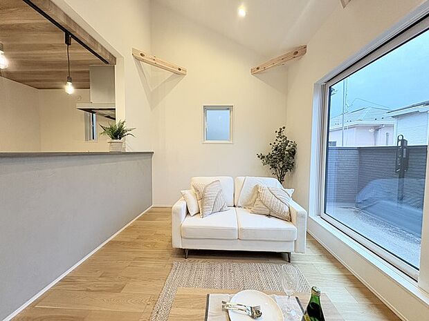 明るく、開放感もあり、冬は暖気が上昇しやすい吹き抜けリビング。