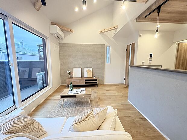 家族団欒のリビング。陽光差し込む食卓には家族の会話とスマイルが溢れます。いつまでもここで食卓を囲みたくなる、そう感じさせてくれるスペース。