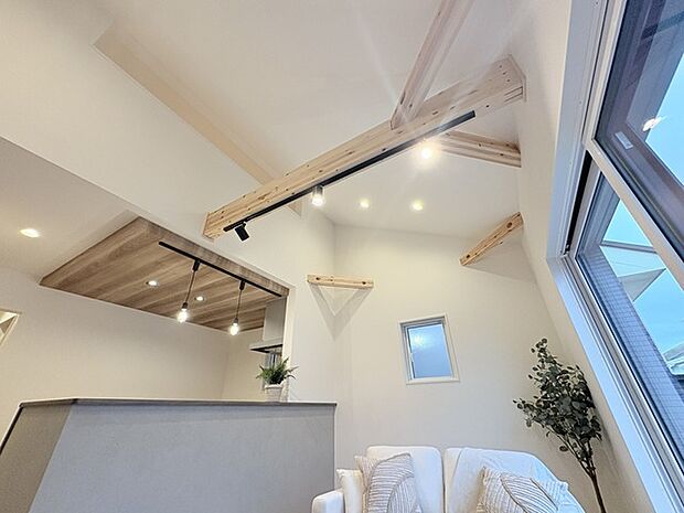 開放感ある上部の吹き抜けは、より高い場所からの陽を取り込み四季折々に室内を演出してくれます。