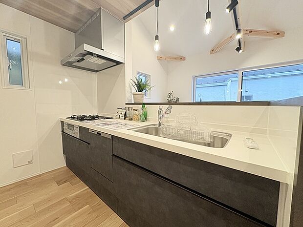 人工大理石を使用したシステムキッチン。永く傷つきにくく、お手入れもしやすい高機能性です。