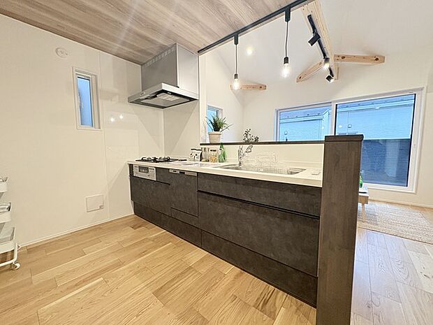 キッチンはオープンカフェスタイルだからリビングとの一体感はバッチリ。毎日のお料理時間も楽しくなりそうです。