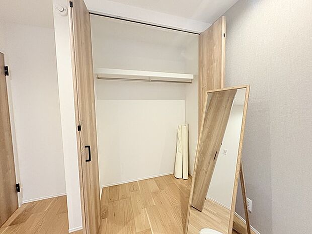 広々収納で、仕事着、普段着をまとめて収納できます。