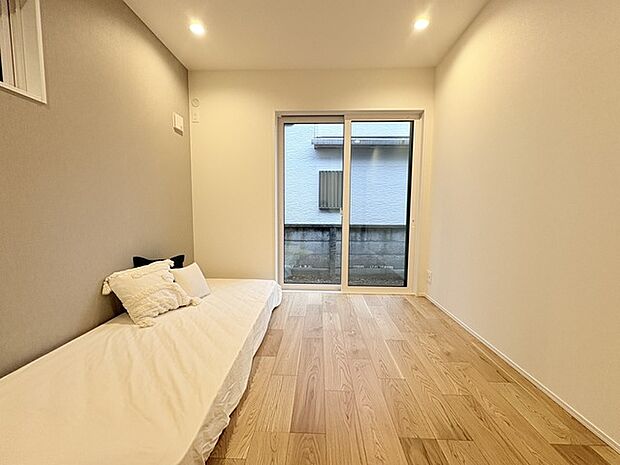 大きな開口部から明るい光が差し込む、日中の室内の明るさがこの部屋の魅力です。