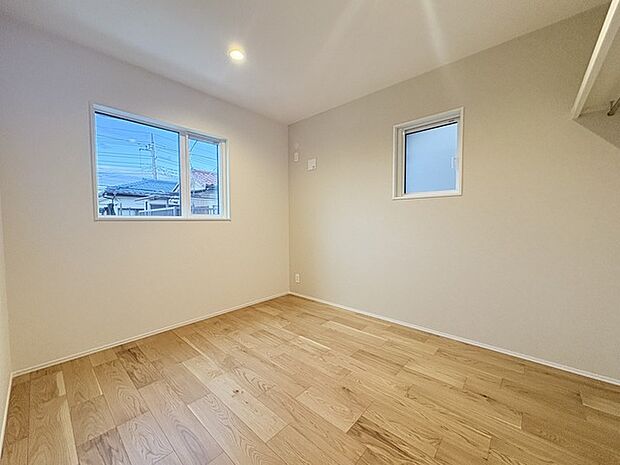 どんな家具にでも相性が良い清潔感ある白色調のクロスを採用。主張しすぎない配色、耐久性にも優れた床材は日々のメンテナンスも楽に、快適に過ごして頂けるよう考えられています。