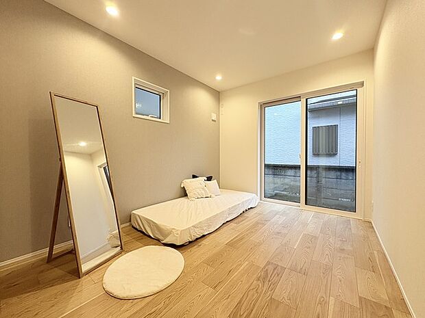 アクセントクロスを使用したオシャレな洋室。窓からそそぐ陽の光が眩しいベッドルームは、朝の目覚めが心地良く迎えられそうです。