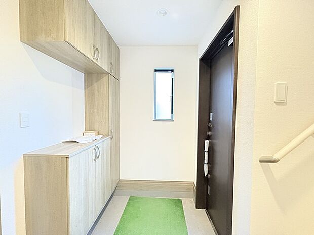 明るく開放的な玄関、靴の脱ぎ履きもしやすく、収納も豊富でご家族皆様の靴をスッキリ収納できます。