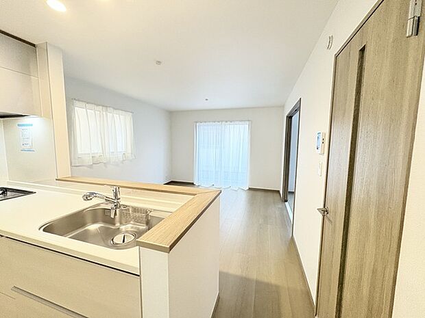 家族が一番集まる場所だから広々としつつも素敵な空間であって欲しい。皆がくつろぐリビングからキッチンまでが一つに繋がる空間。