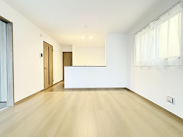 家族団欒のリビング。陽光差し込む食卓には家族の会話とスマイルが溢れます。いつまでもここで食卓を囲みたくなる、そう感じさせてくれるスペース。