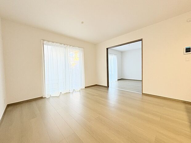 家族や友人、両親、親戚とこれから沢山の時間を紡ぐのだろう。そこを彩るのは窓から見える青い空、心地よい緑。そんなイメージが膨らむリビングスペース。