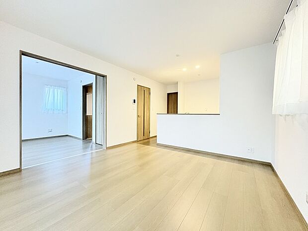 夕食の時間。家族、友人、両親、親戚との会話がより料理を美味しくしてくれる。あっという間に時間が過ぎてしまう居心地の良さは、普段はほっとする空間としてここにあります。