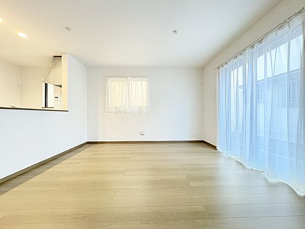 大きな開口部から明るい光が差し込むリビング。日中の室内の明るさがこの部屋の魅力です。