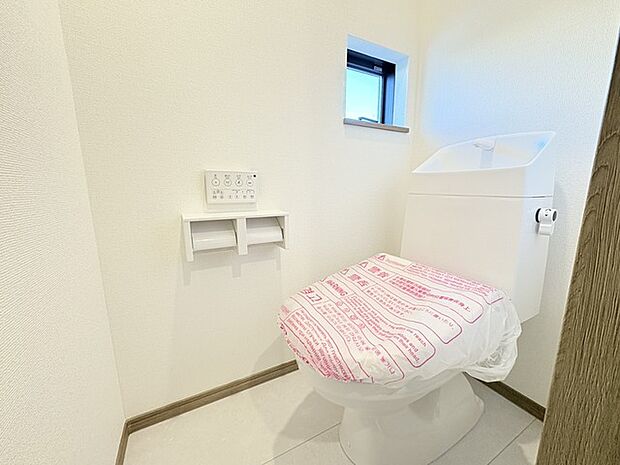 1.2階にそれぞれトレイがございます。朝の混雑時に分散して利用できるほか、ゲスト用としても使い分けることもできます。