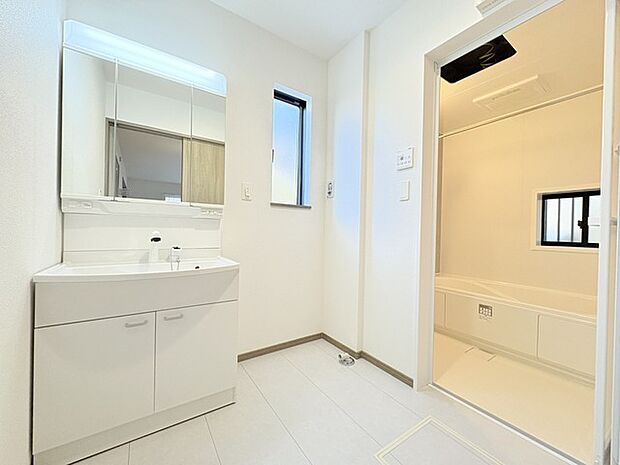 お出かけ前の身だしなみに一歩差がつく三面鏡。ミラー裏にはたっぷり収納もございます。