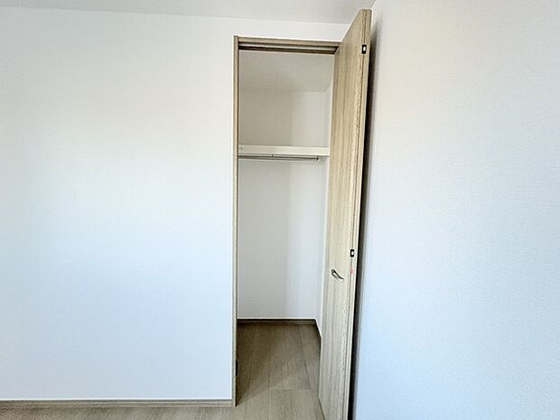 衣類の整理整頓に嬉しいクローゼット付きのお部屋。お子様のお部屋としても便利です。