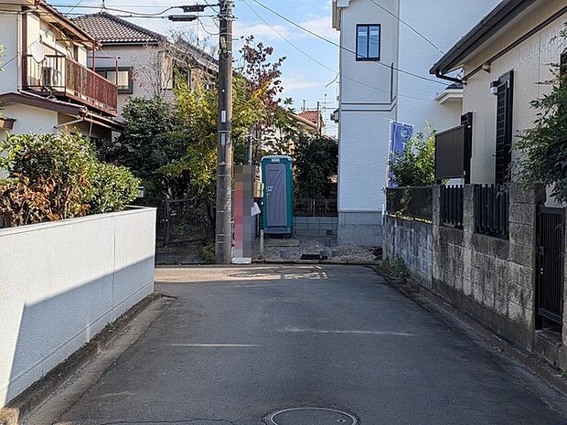 戸建てが立ち並ぶ静かな住宅街。四季折々の移り変わりを感じながら自然と楽しみ、暮らす、そんな毎日を日々の中で感じられる住環境 