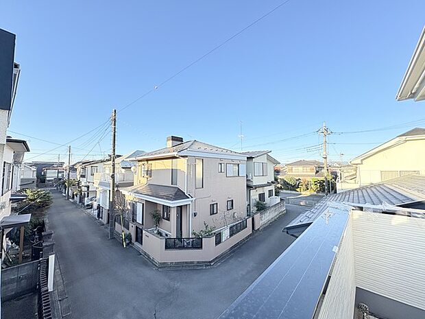 窓から眺める風景は一日の疲れを癒すヒーリングを奏でる、心地の良い時間を演出してくれます。室内も重要ですが、周りの環境もマイホーム選びの大事なポイント