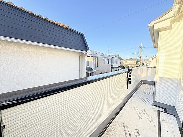 広めのバルコニーは風通しも良くお洗濯物もしっかりと干すことができます!