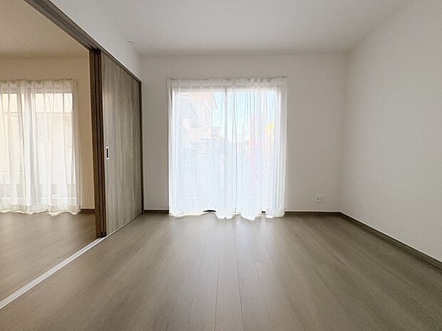 扉を開放するとLDKと洋室を一体利用できる空間!扉を閉めると独立した空間としても活用できます。