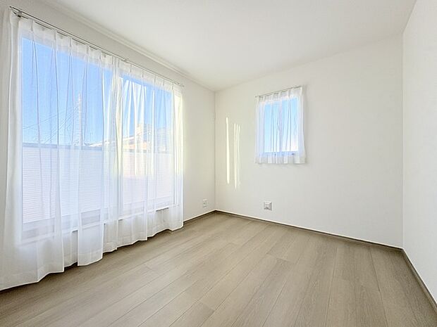 大きな開口部から明るい光が差し込む、日中の室内の明るさがこの部屋の魅力です。