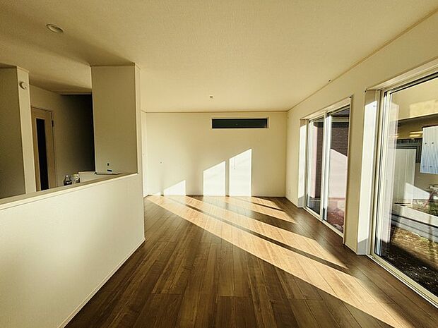 家族の集うリビングには色々な方向から光が差し込む設計に。家族のコミュニケーションが弾むスポットだから明るい雰囲気であってほしい。 