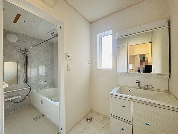 お出かけ前の身だしなみに一歩差がつく三面鏡。ミラー裏にはたっぷり収納もございます。 