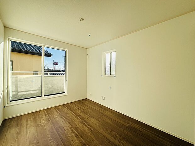 大きな開口部から明るい光が差し込む、日中の室内の明るさがこの部屋の魅力です。 