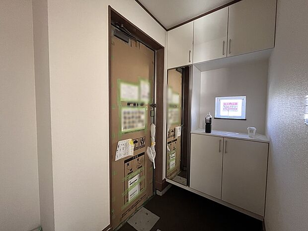 お宅の顔となる明るく開放的な玄関。ご家族皆様様の靴を収納できるスペースと全身鏡があり、お出掛け前に身だしなみチェックもできます。 