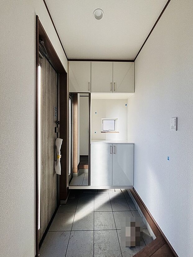 明るく開放的な玄関、靴の脱ぎ履きもしやすく、収納も豊富でご家族皆様の靴をスッキリ収納できます。 