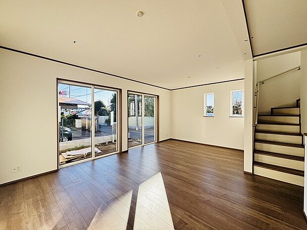 大きな開口部から明るい光が差し込むリビング。日中の室内の明るさがこの部屋の魅力です。 