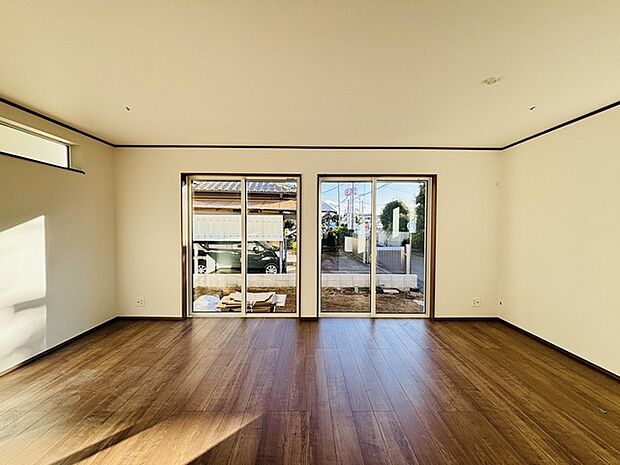 大きな開口部から明るい光が差し込むリビング。日中の室内の明るさがこの部屋の魅力です。 