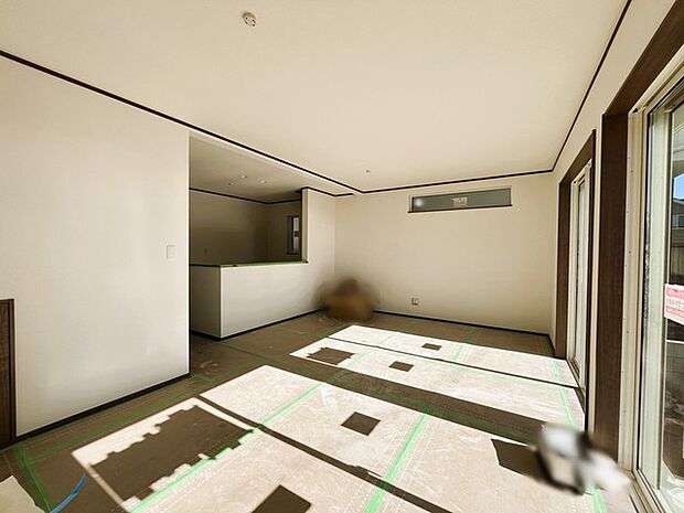 家族の集うリビングには色々な方向から光が差し込む設計に。家族のコミュニケーションが弾むスポットだから明るい雰囲気であってほしい。 