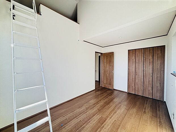 吹抜けの空間を意識した上部にロフトのある間取り。スタイリッシュかつ収納も豊富で長く機能的に住める家を目指して。 