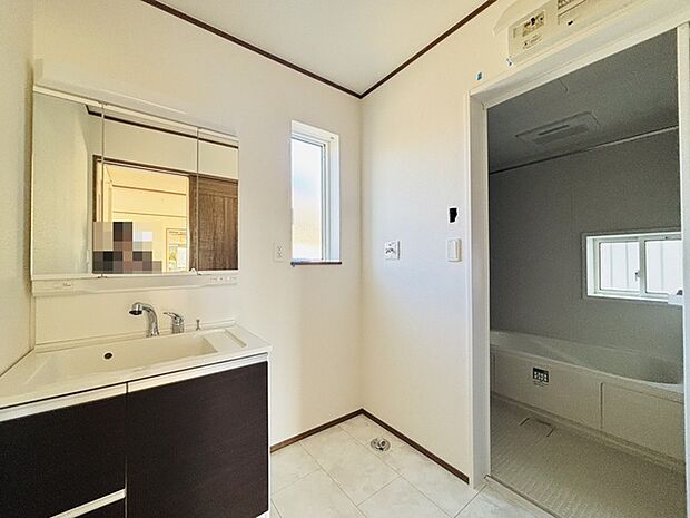 お出かけ前の身だしなみに一歩差がつく三面鏡。ミラー裏にはたっぷり収納もございます。 