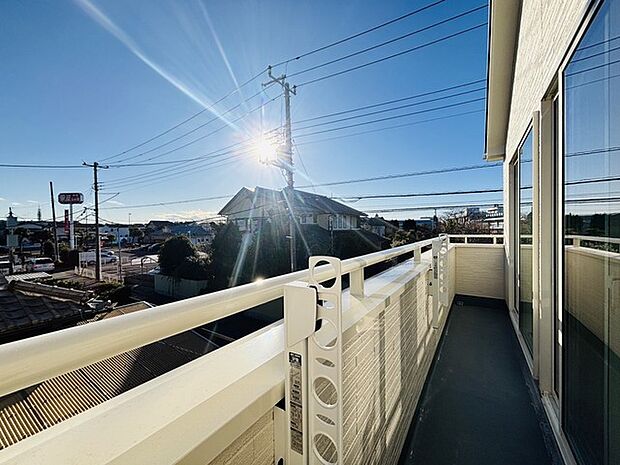 陽ざしが差込む明るいバルコニー。奥行きのあるバルコニーはお洗濯時に助かります。 