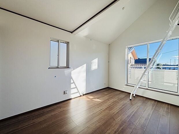 部屋の上部にはゆったりとしたロフトがありお子様のお楽しみスペースとしても収納スペースとして活用いただけけます。 