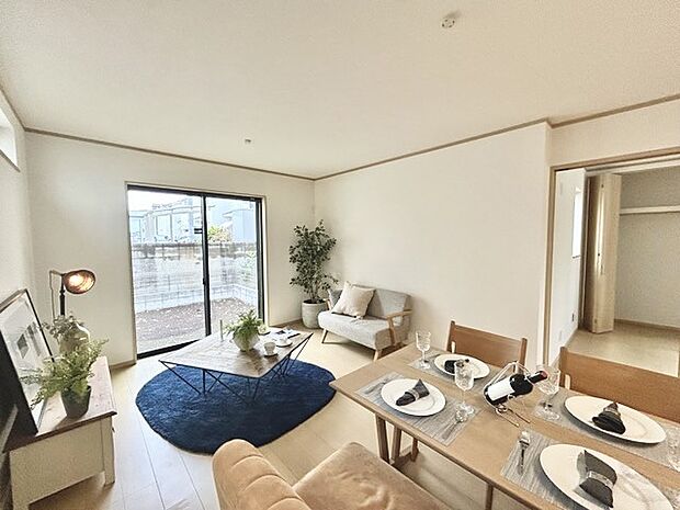 家族や友人、両親、親戚とこれから沢山の時間を紡ぐのだろう。そこを彩るのは窓から見える青い空、心地よい緑。そんなイメージが膨らむリビングスペース。 