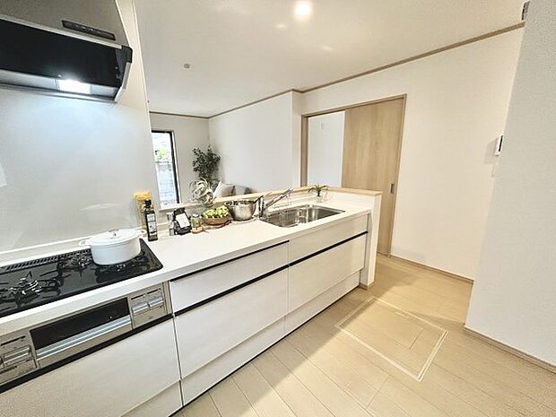 リビングにいる家族の顔が見渡せるカウンターキッチン。お料理もより一層おいしく、楽しく。食器棚を背面に設置しても十分な広さを確保しています。 