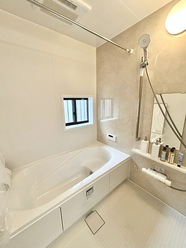 その日の疲れをゆっくりと落としてくれる場所、お子様との大事なひと時を楽しくしてくれる場所。曲線美も感じられるくつろぎのバスタブは、半身浴も楽しめる居心地の良さ。 