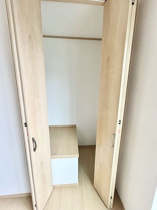 衣類の整理整頓に嬉しいクローゼット付きのお部屋。お子様のお部屋としても便利です。 