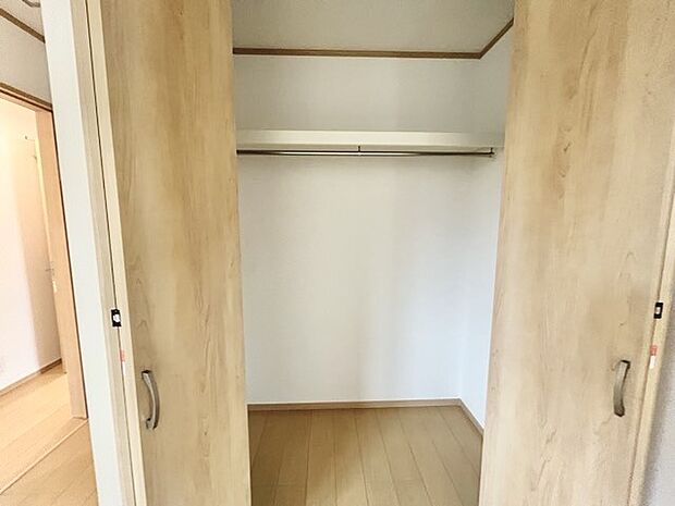 広々収納で、仕事着、普段着をまとめて収納できます。 