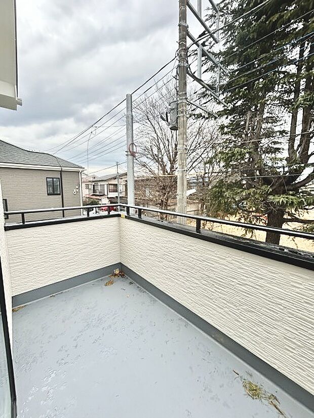 広めのバルコニーは風通しも良くお洗濯物もしっかりと干すことができます！ 