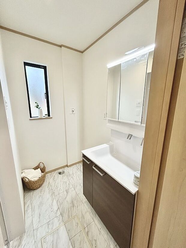 ゆとりの洗面スペースで朝の身支度もスムーズに行えます。 