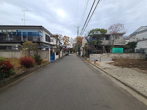 6m幅員の道路に面しておりお車の運転が苦手な方でも安心して出入りいただけます。 