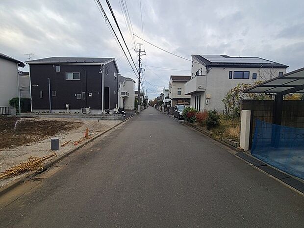 6m幅員の道路に面しておりお車の運転が苦手な方でも安心して出入りいただけます。 