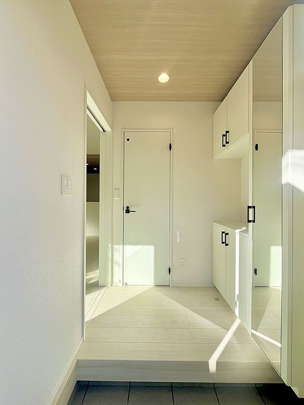 お宅の顔となる明るく開放的な玄関。ご家族皆様様の靴を収納できるスペースと全身鏡があり、お出掛け前に身だしなみチェックもできます。