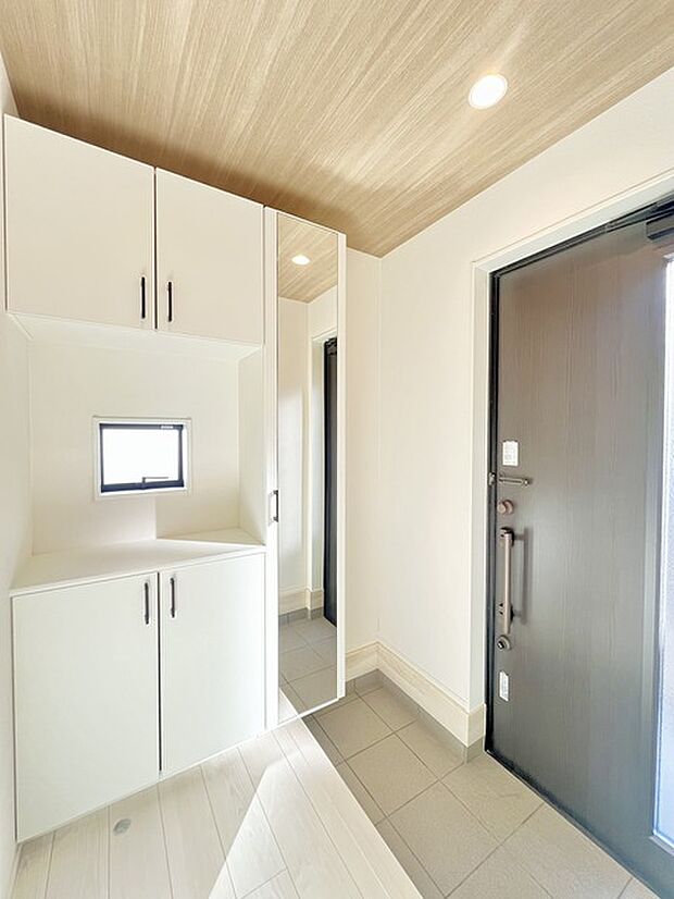 明るく開放的な玄関、靴の脱ぎ履きもしやすく、収納も豊富でご家族皆様の靴をスッキリ収納できます。