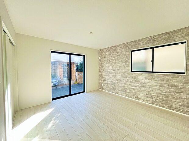 家族や友人、両親、親戚とこれから沢山の時間を紡ぐのだろう。そこを彩るのは窓から見える青い空、心地よい緑。そんなイメージが膨らむリビングスペース。