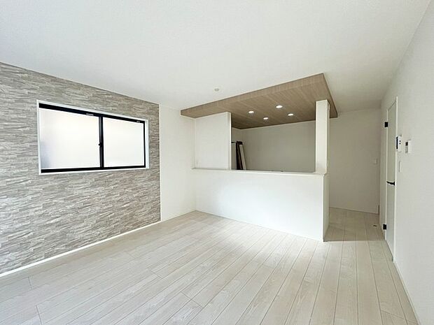 家族や友人、両親、親戚とこれから沢山の時間を紡ぐのだろう。そこを彩るのは窓から見える青い空、心地よい緑。そんなイメージが膨らむリビングスペース。