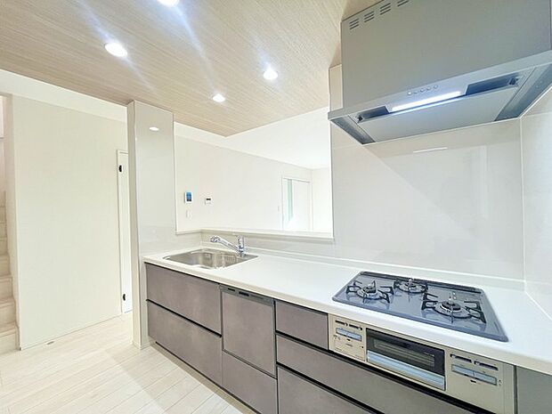 リビングにいる家族の顔が見渡せるカウンターキッチン。お料理もより一層おいしく、楽しく。食器棚を背面に設置しても十分な広さを確保しています。